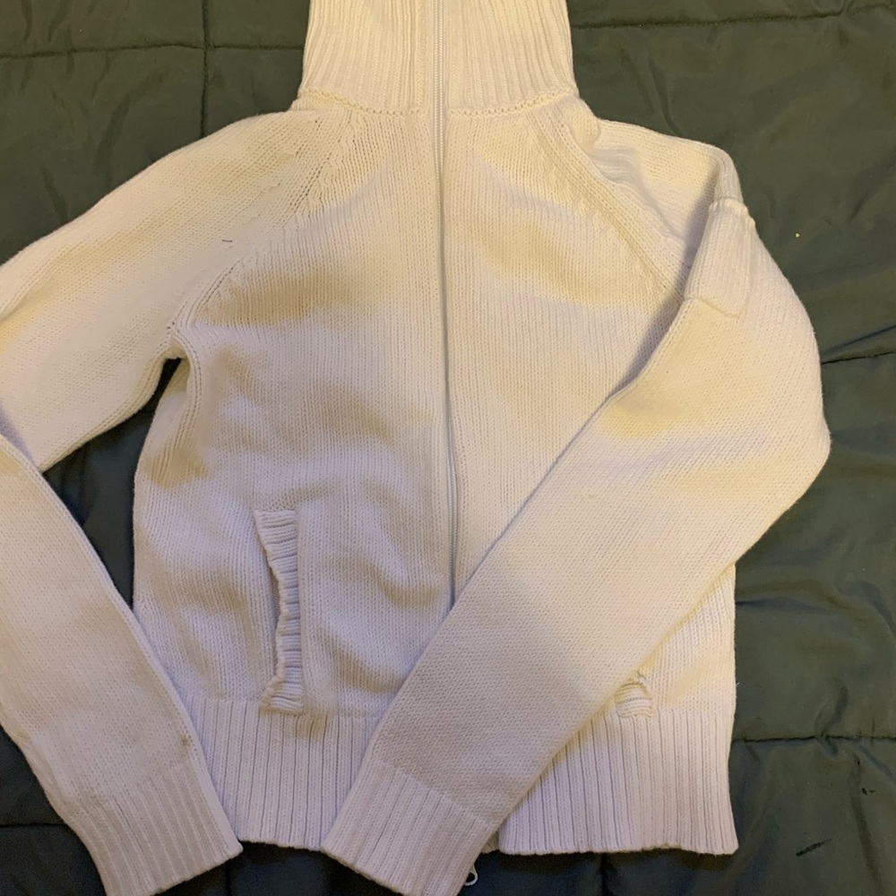 LONG SLEEVES WHITE GAP ZIP UP SWEATER.